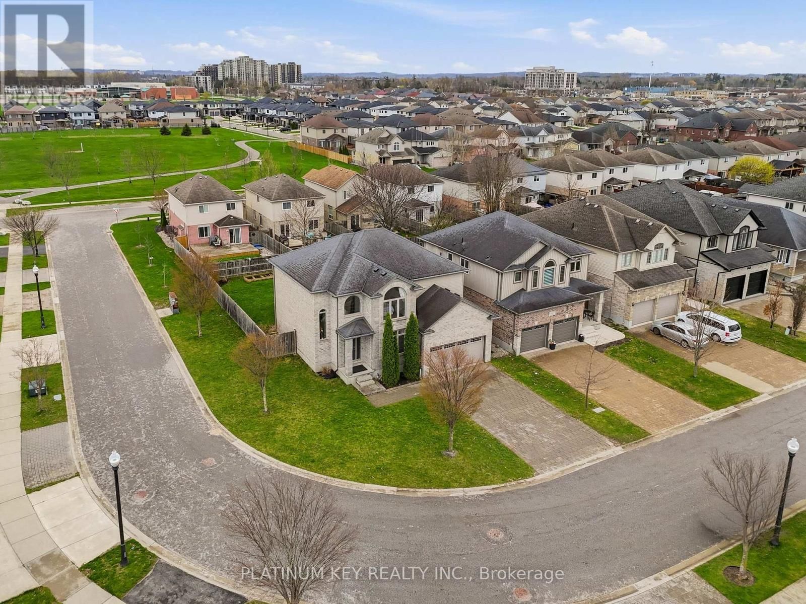 979 MOY CRESCENT Image 45