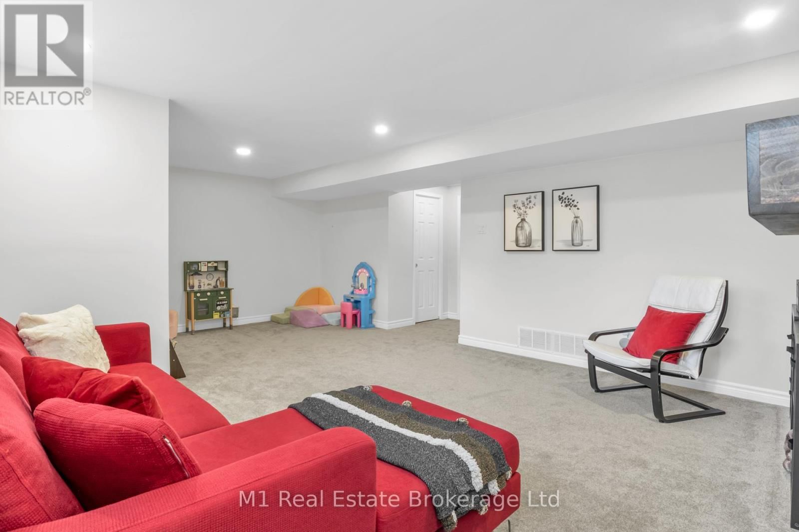 90 CEDARVALE AVENUE Image 32