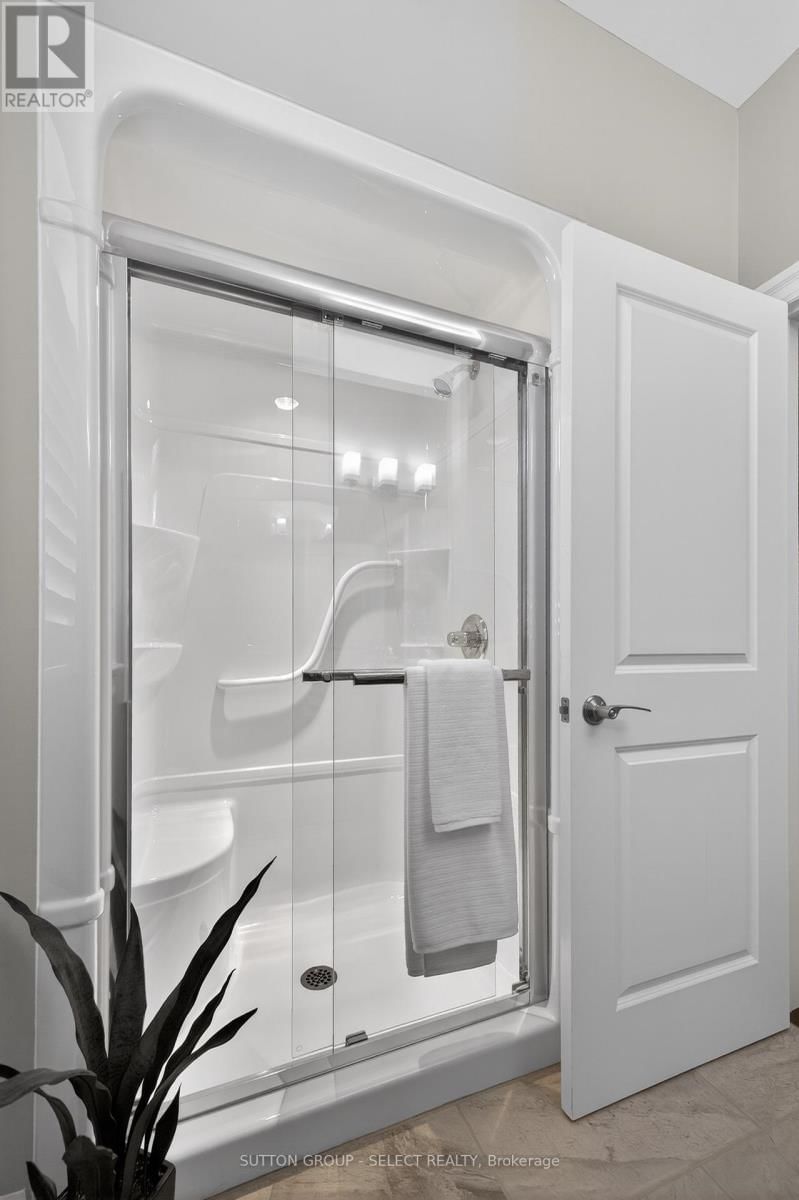 30 - 725 EAGLETRACE DRIVE Image 20