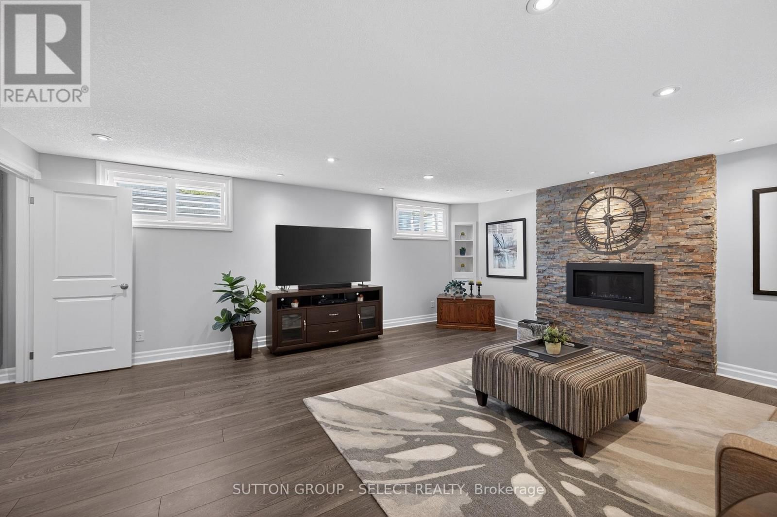 30 - 725 EAGLETRACE DRIVE Image 22