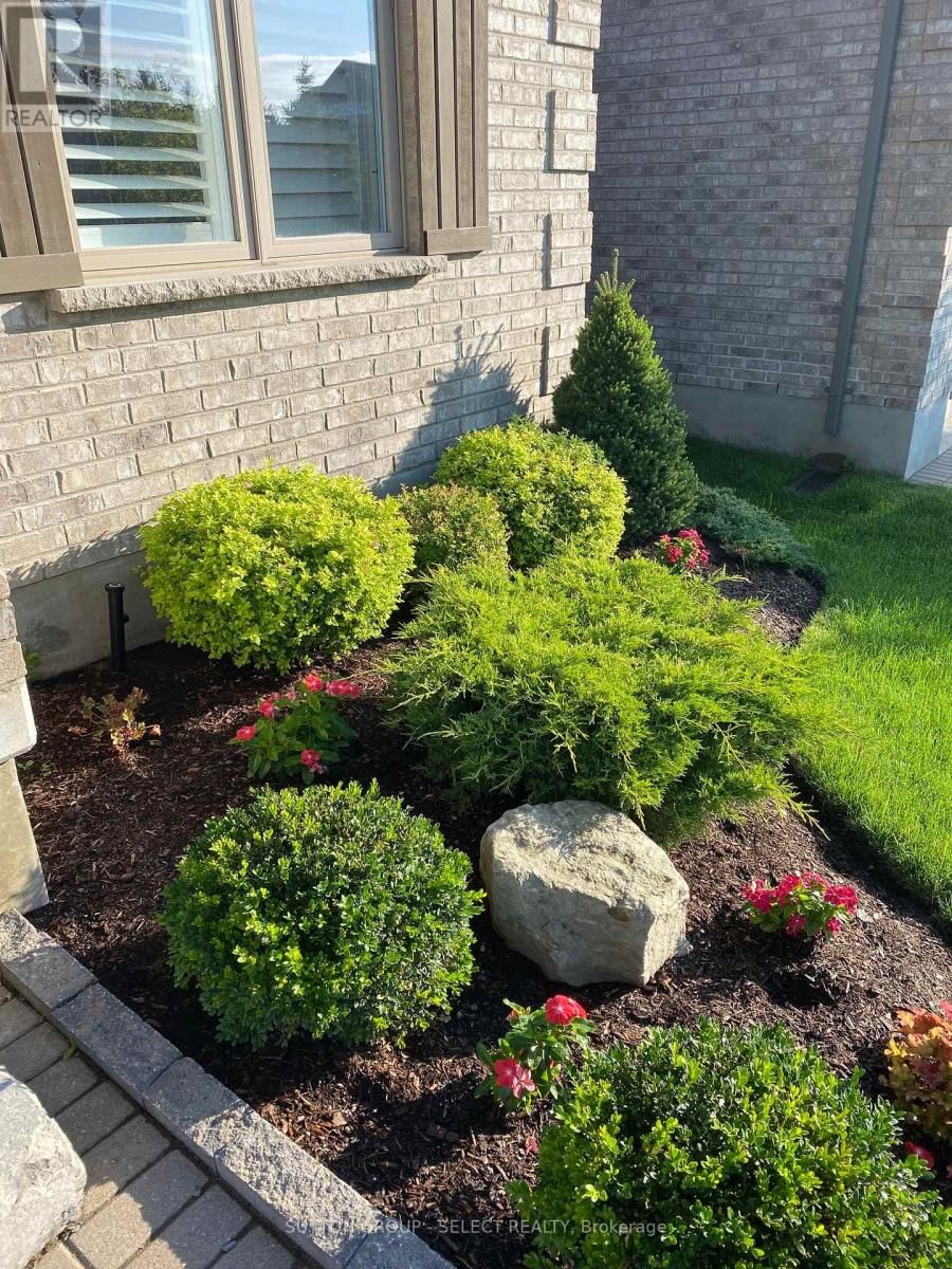 30 - 725 EAGLETRACE DRIVE Image 32