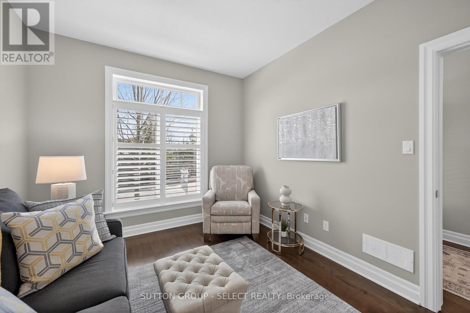 30 - 725 EAGLETRACE DRIVE Image 8