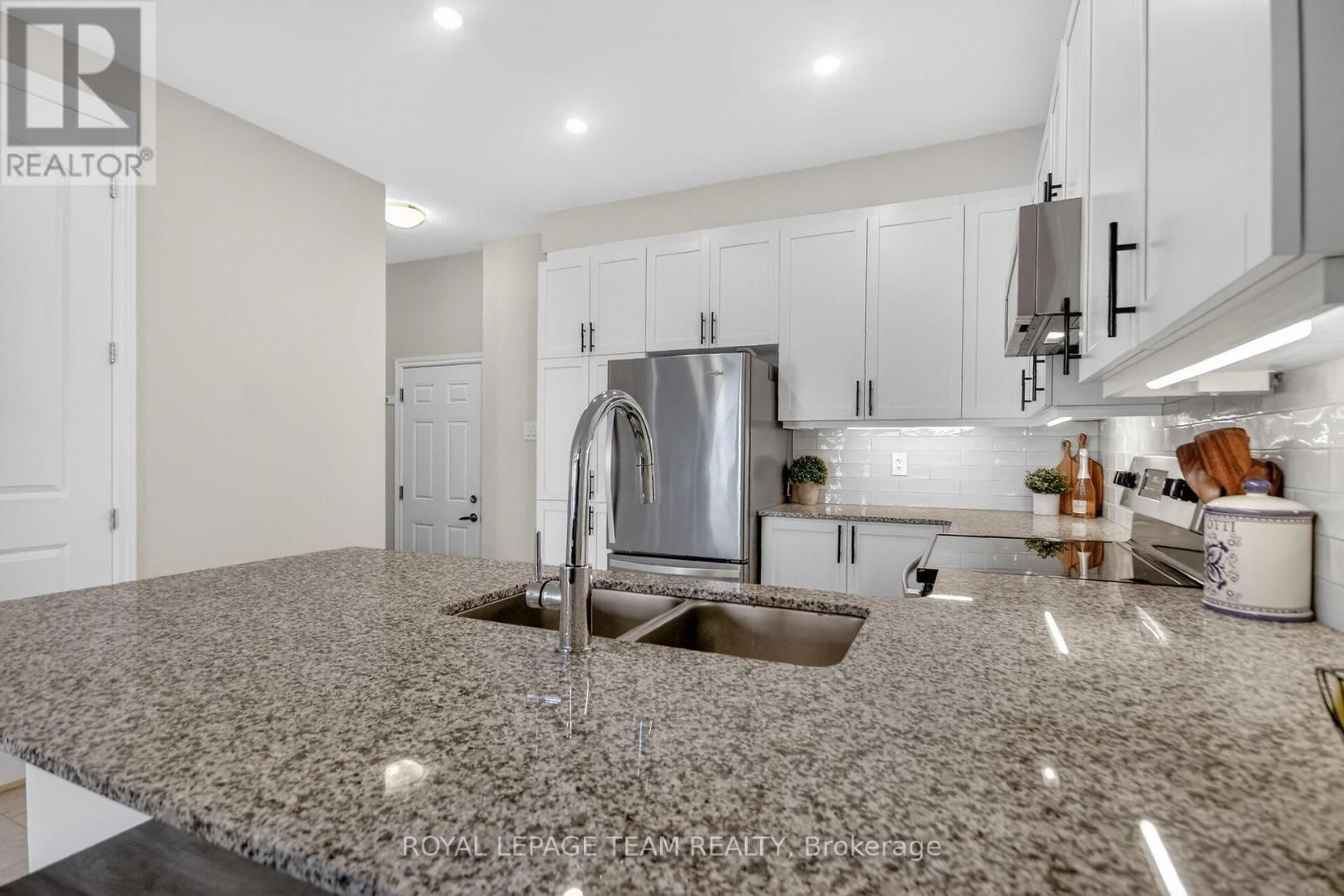 802 BASCULE PLACE Image 12