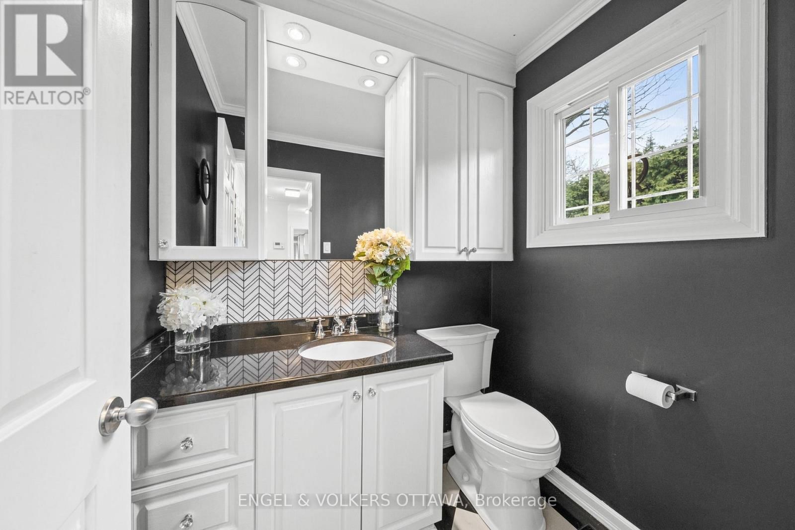 1 ERINLEA COURT Image 17