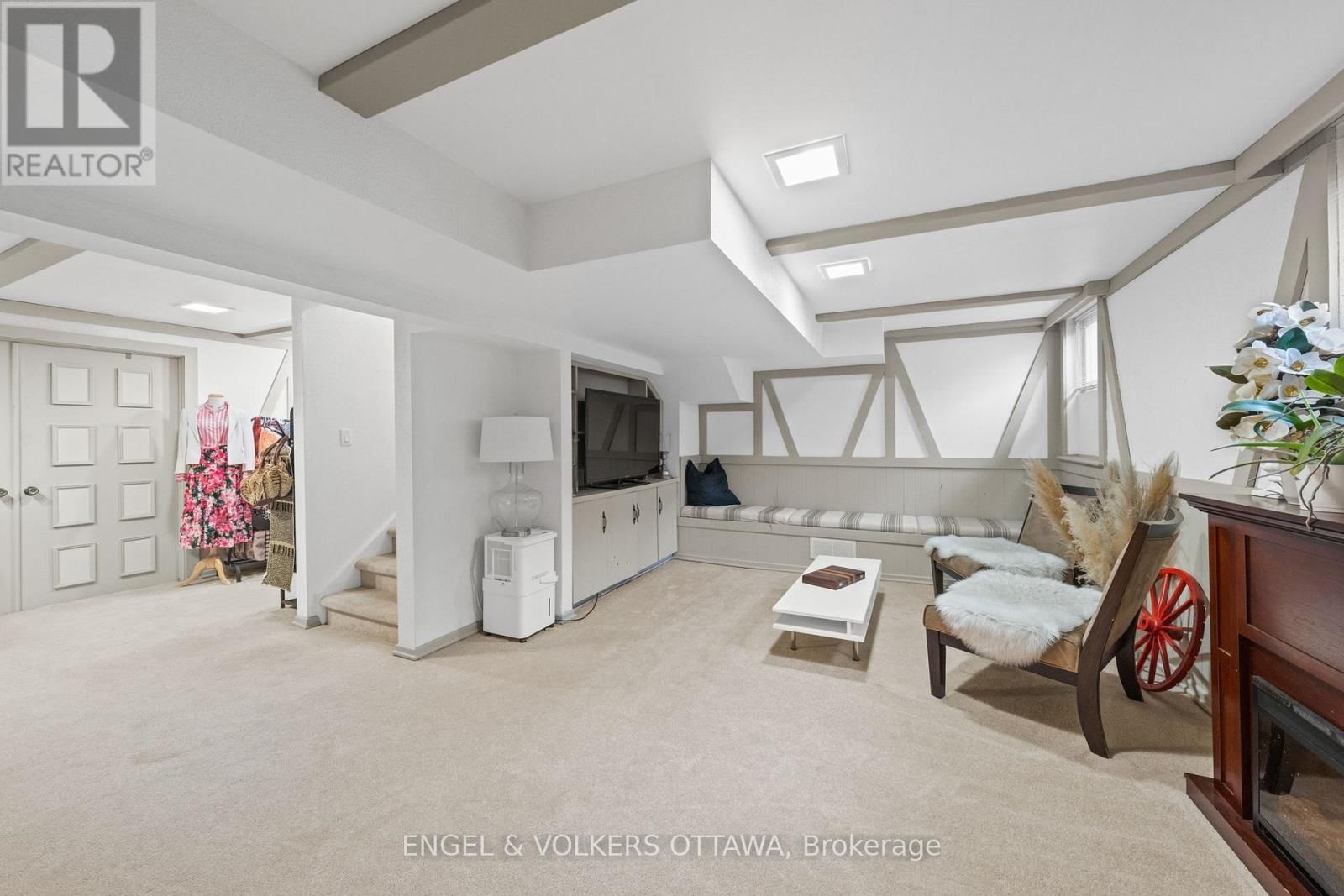 1 ERINLEA COURT Image 30