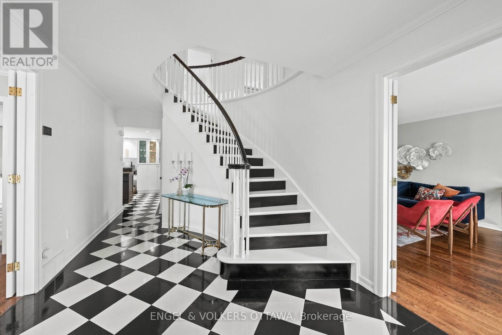 1 ERINLEA COURT Image 4