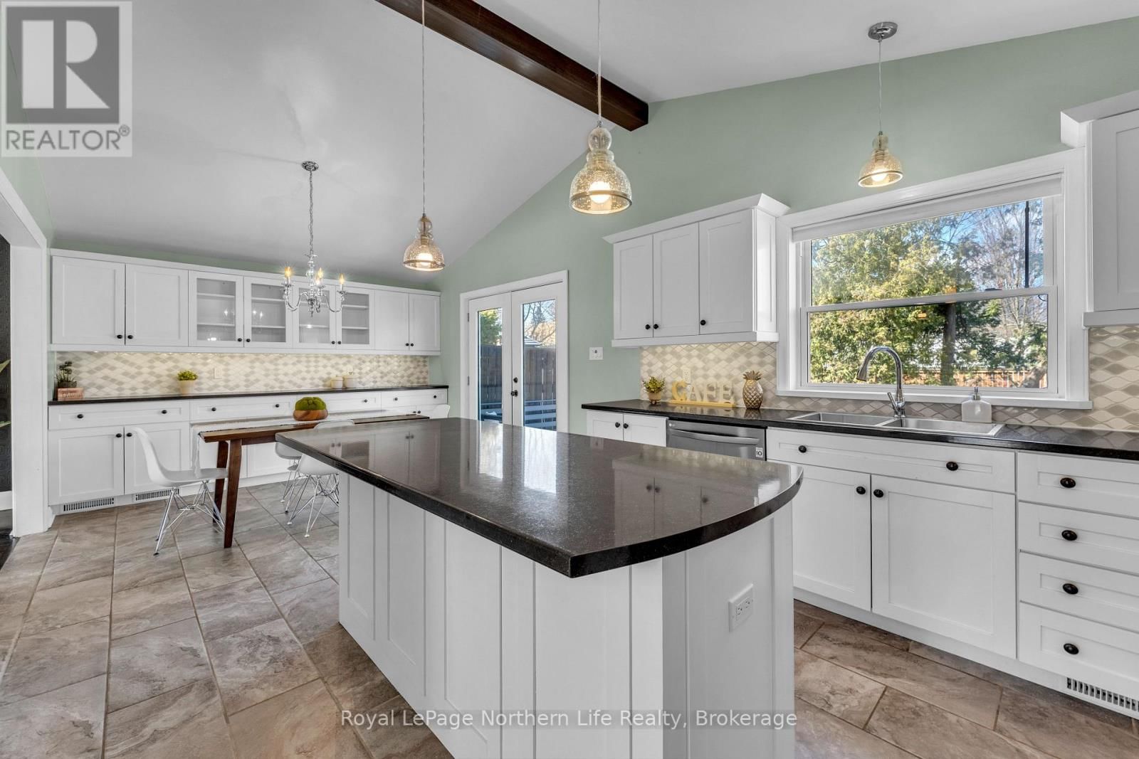 724 BLOEM STREET Image 14