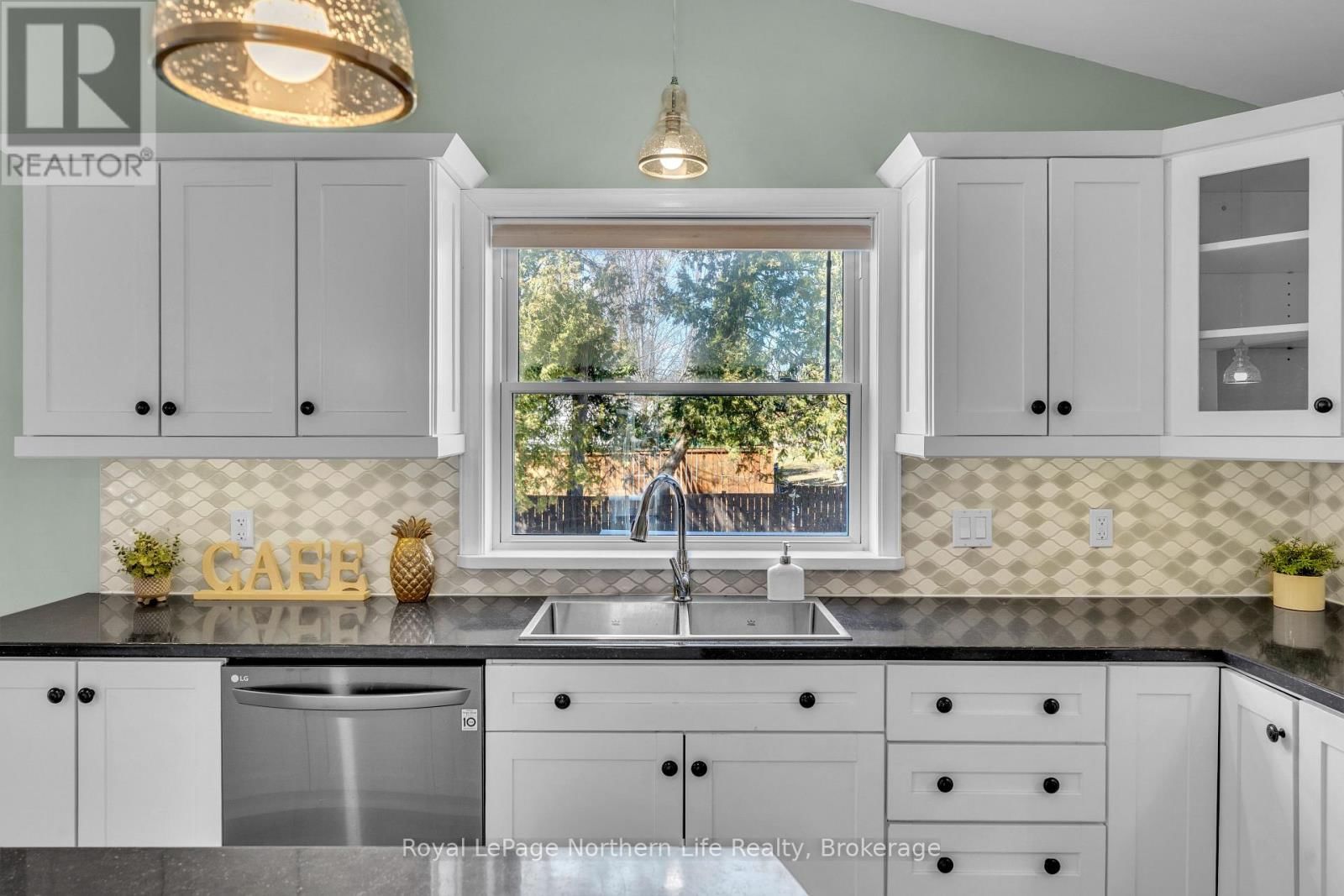 724 BLOEM STREET Image 15