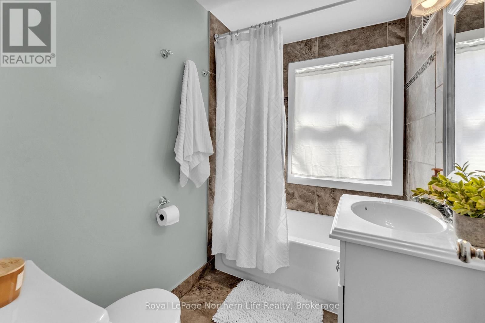 724 BLOEM STREET Image 24