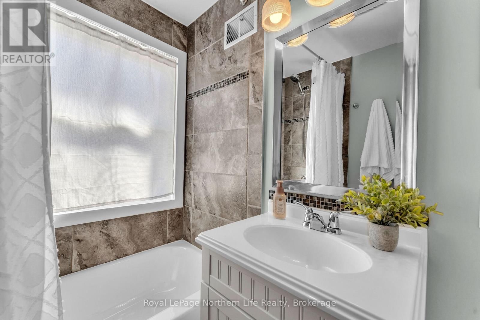 724 BLOEM STREET Image 25