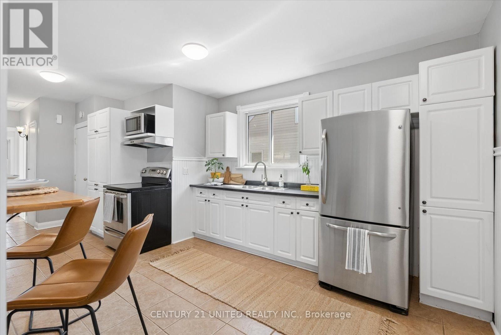 758 BETHUNE STREET Image 13