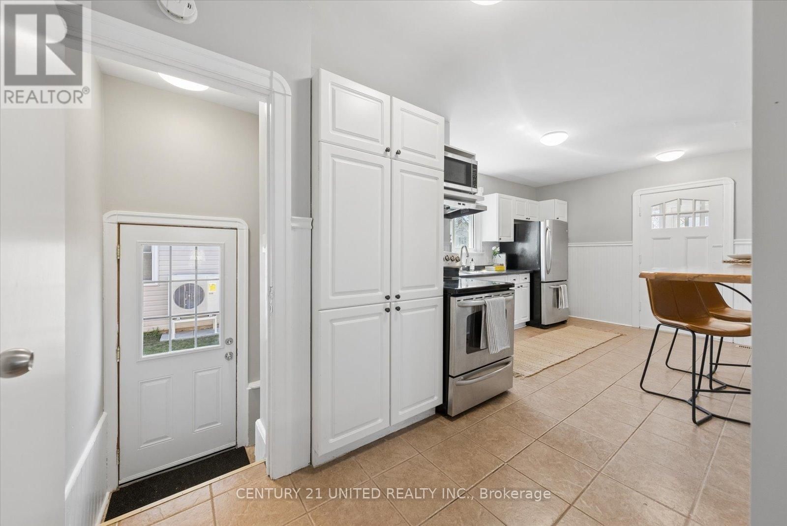 758 BETHUNE STREET Image 16