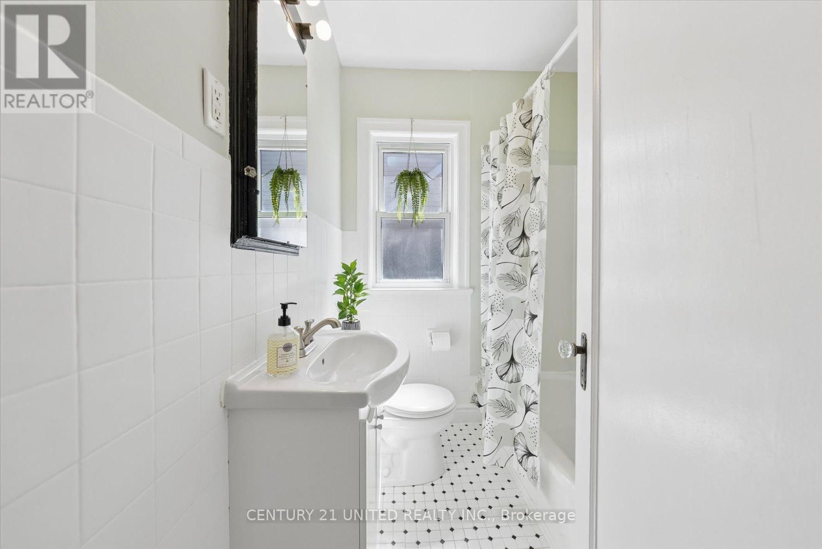 758 BETHUNE STREET Image 23