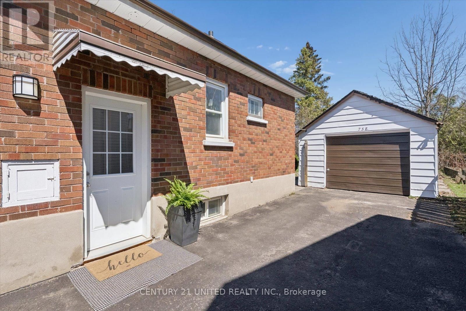 758 BETHUNE STREET Image 33