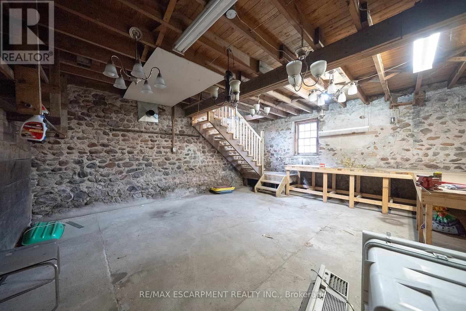 142 GRAND RIVER STREET NORTH Image 32