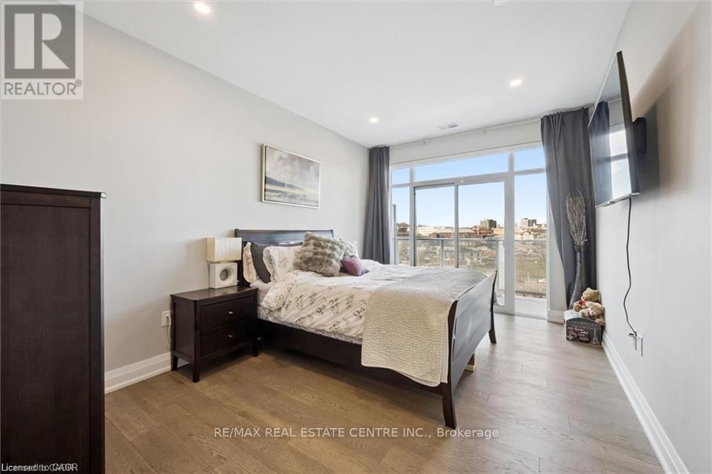 608 - 71 WYNDHAM STREET SOUTH Image 20