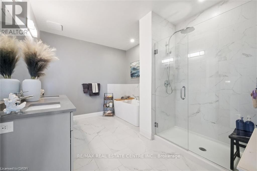 608 - 71 WYNDHAM STREET SOUTH Image 21