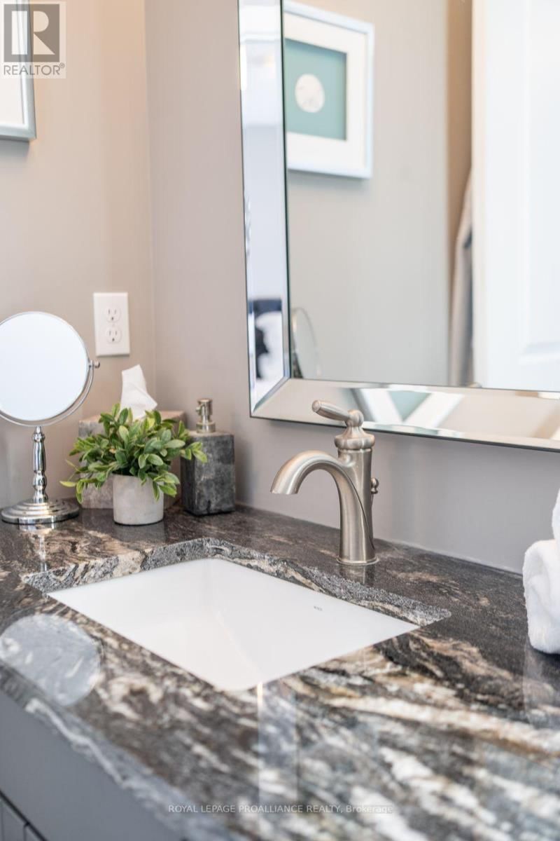 3 CORTLAND CRESCENT Image 17