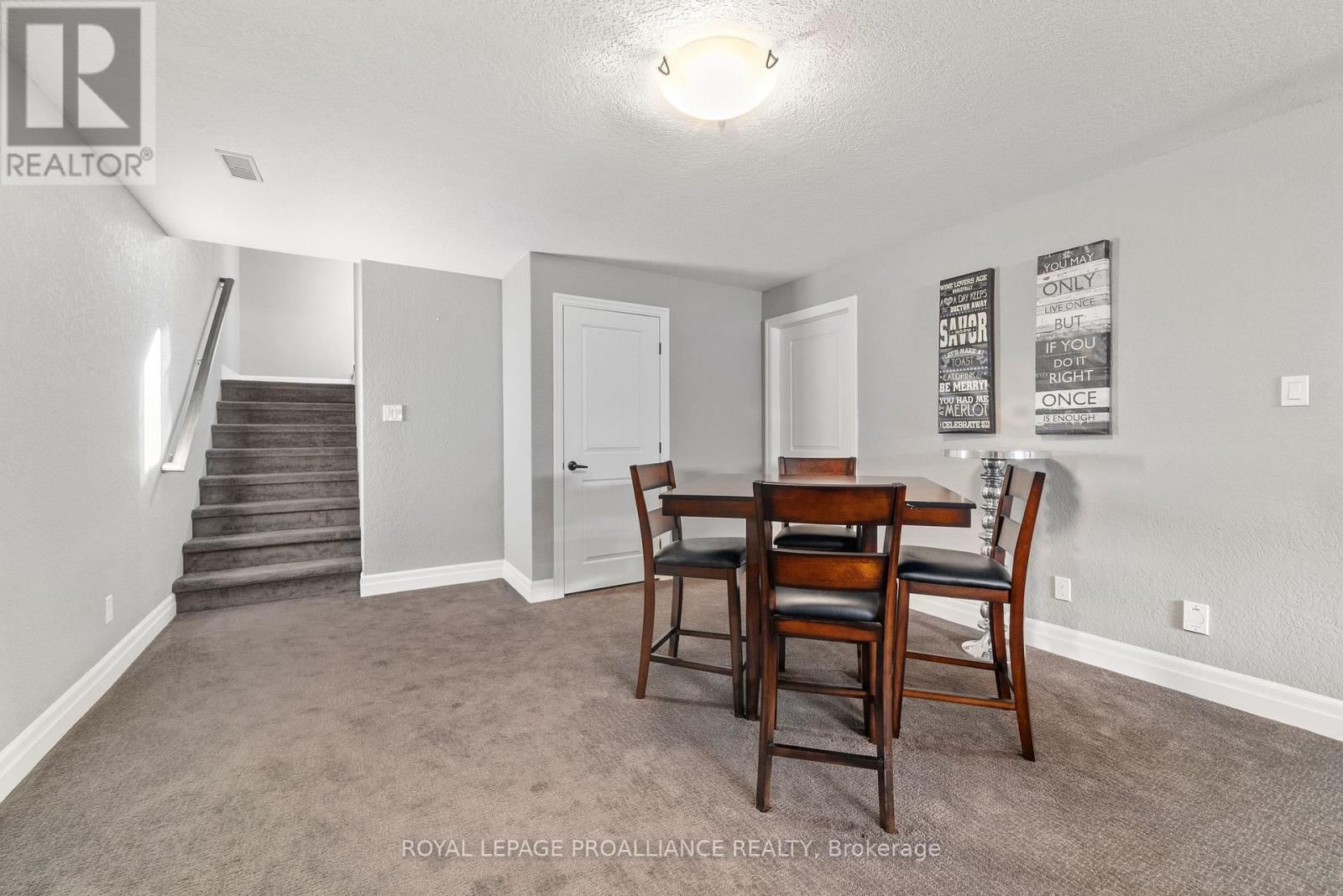 3 CORTLAND CRESCENT Image 23