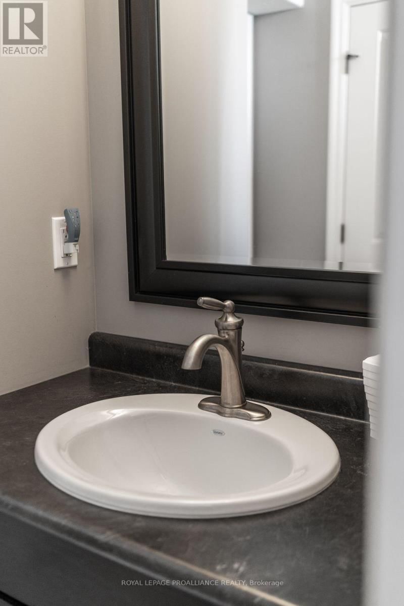 3 CORTLAND CRESCENT Image 31