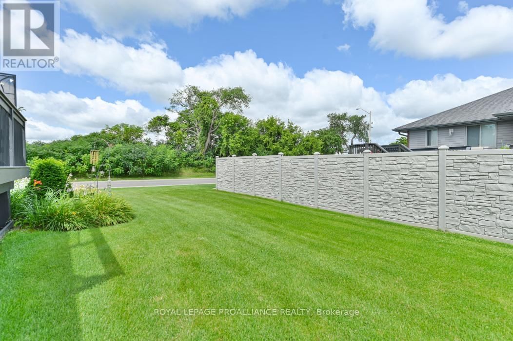 3 CORTLAND CRESCENT Image 34