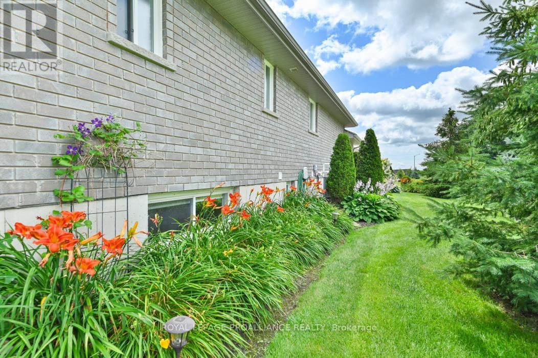 3 CORTLAND CRESCENT Image 38