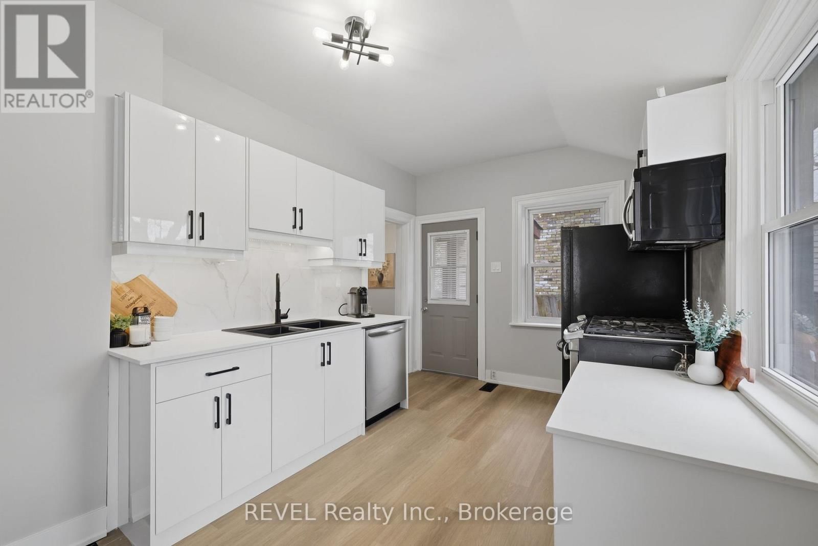 225 ROSS STREET Image 18