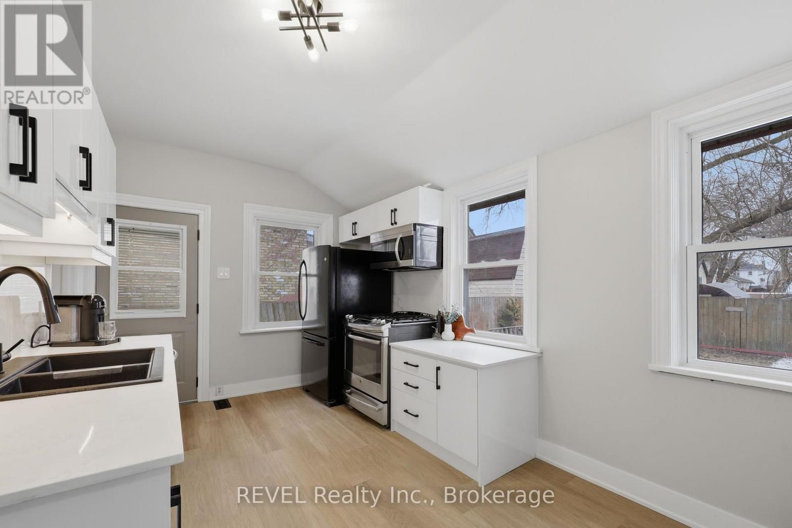 225 ROSS STREET Image 20