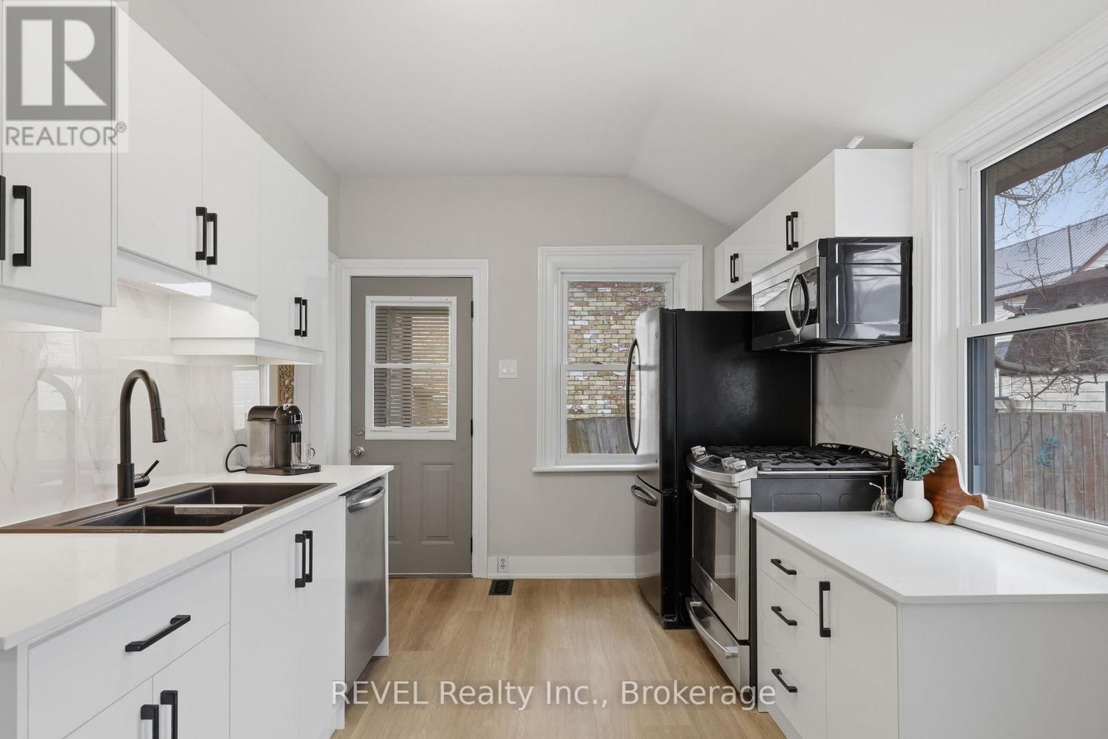 225 ROSS STREET Image 21