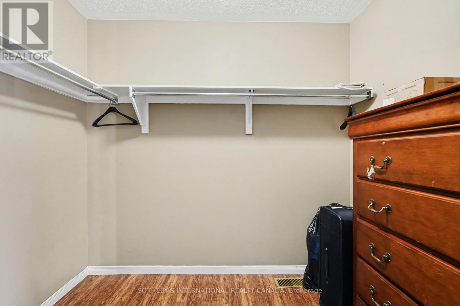 55 CHANTILLY GATE Image 12