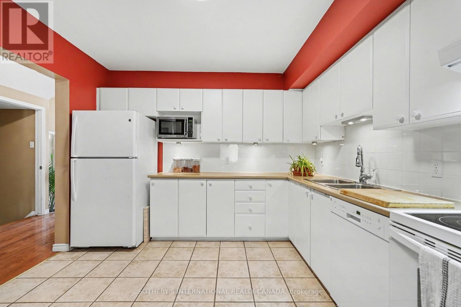 55 CHANTILLY GATE Image 8