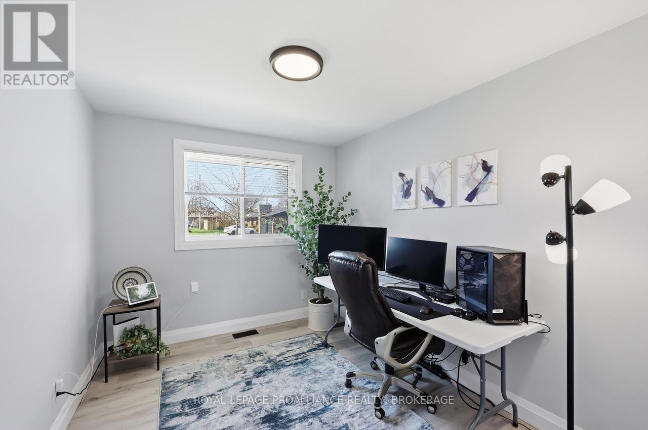 39 HOWARD CRESCENT Image 25