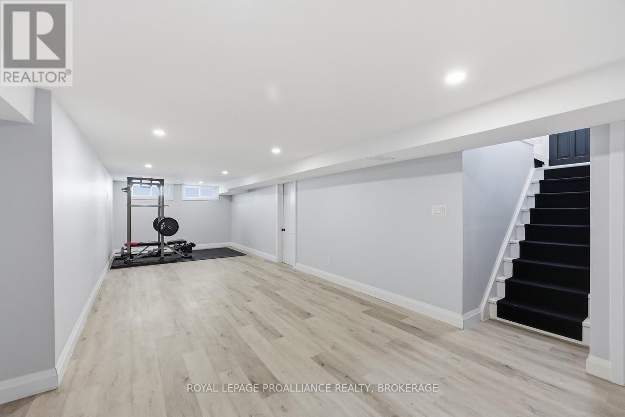 39 HOWARD CRESCENT Image 26