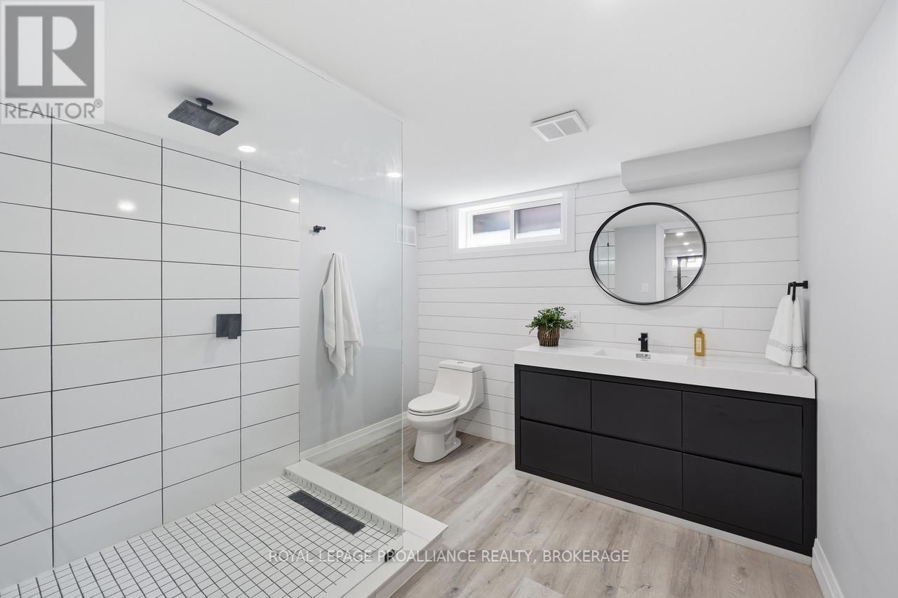 39 HOWARD CRESCENT Image 28