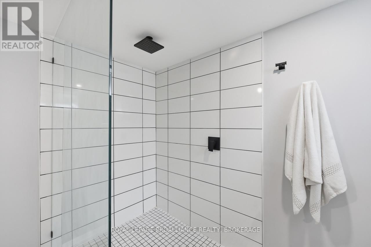 39 HOWARD CRESCENT Image 29