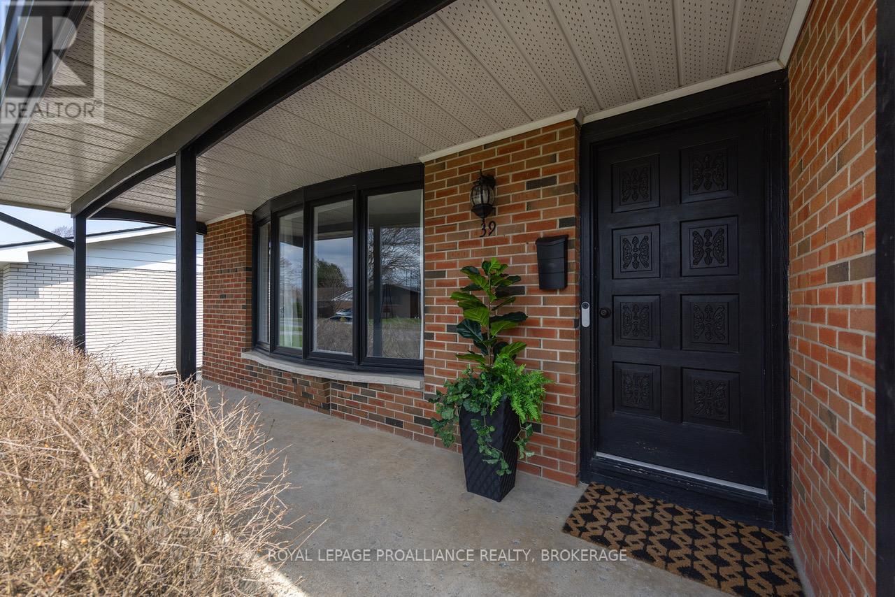 39 HOWARD CRESCENT Image 3