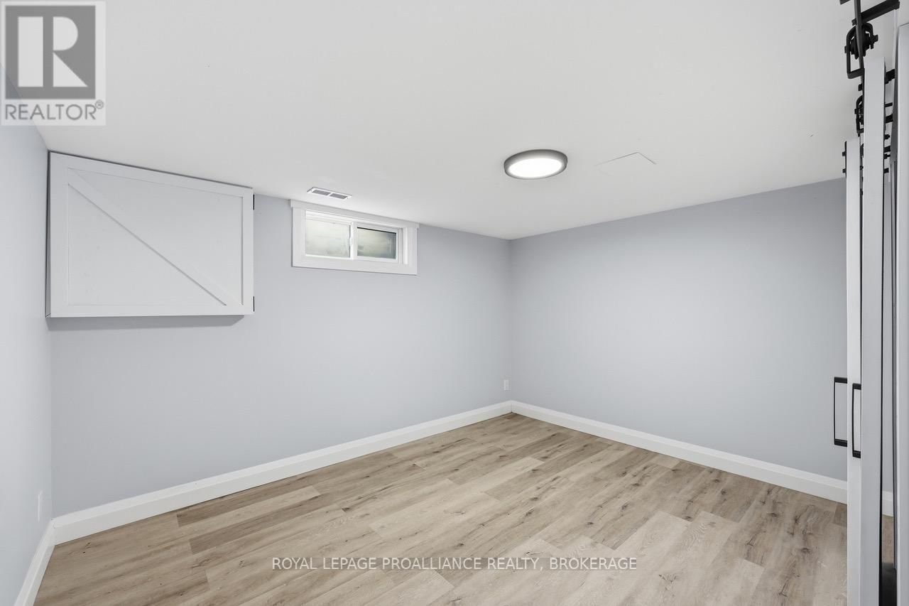 39 HOWARD CRESCENT Image 30