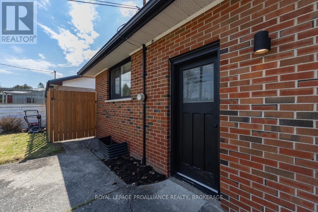 39 HOWARD CRESCENT Image 32