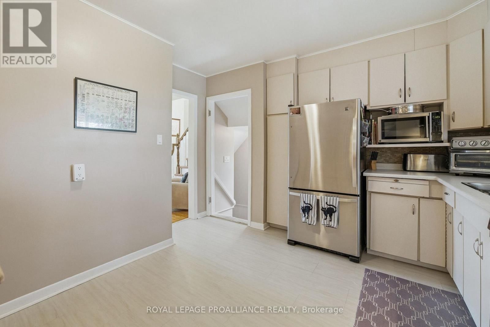 49 PLAZA SQUARE Image 12