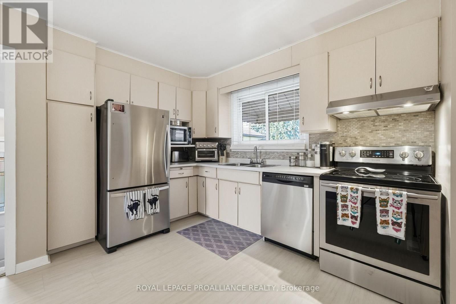 49 PLAZA SQUARE Image 13