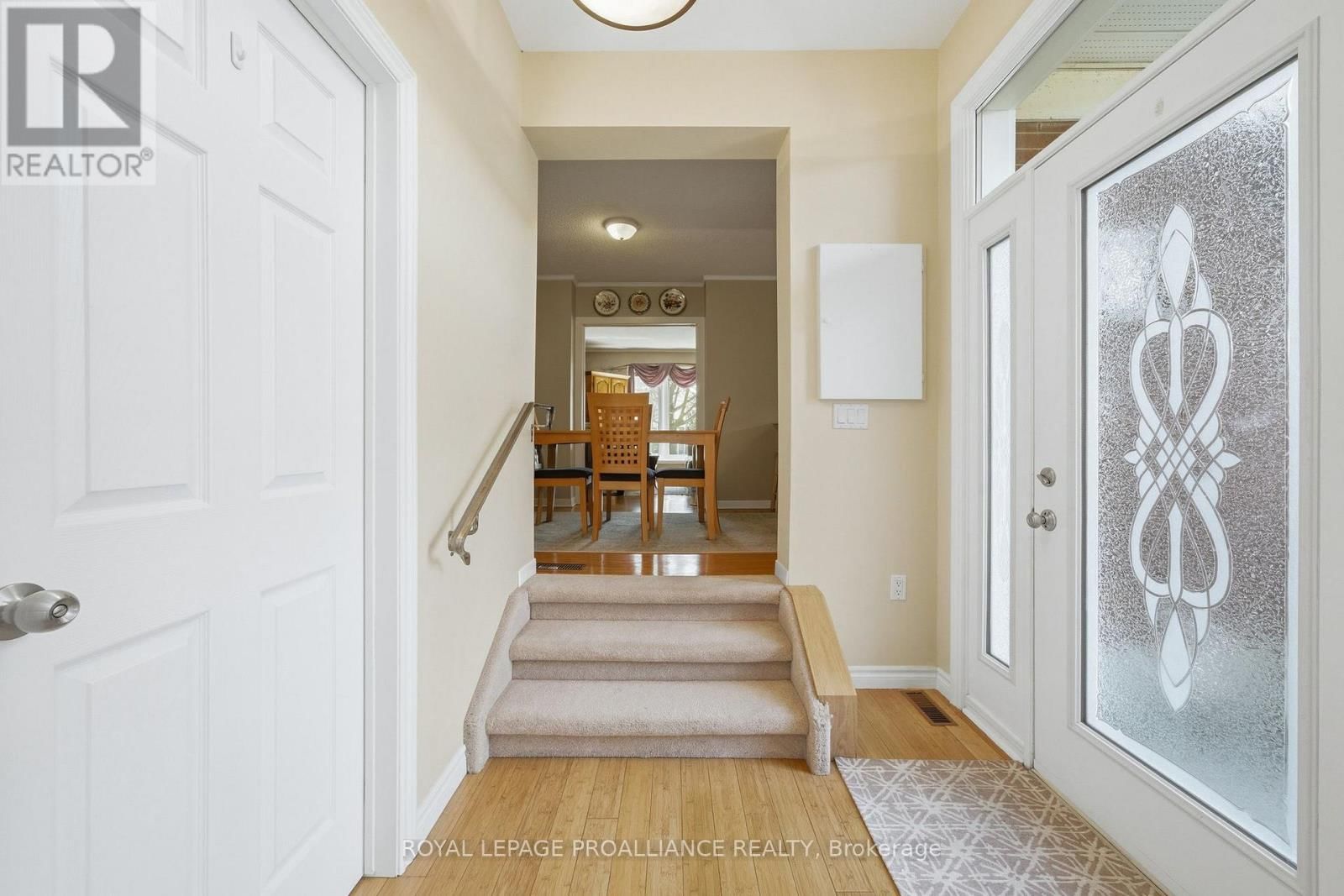 49 PLAZA SQUARE Image 15