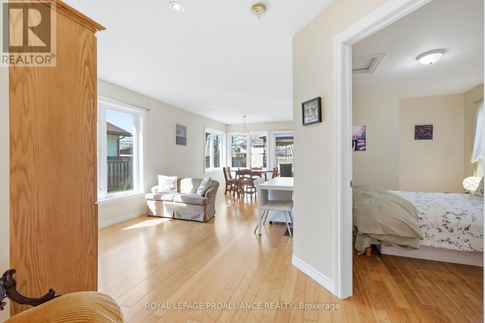 49 PLAZA SQUARE Image 16