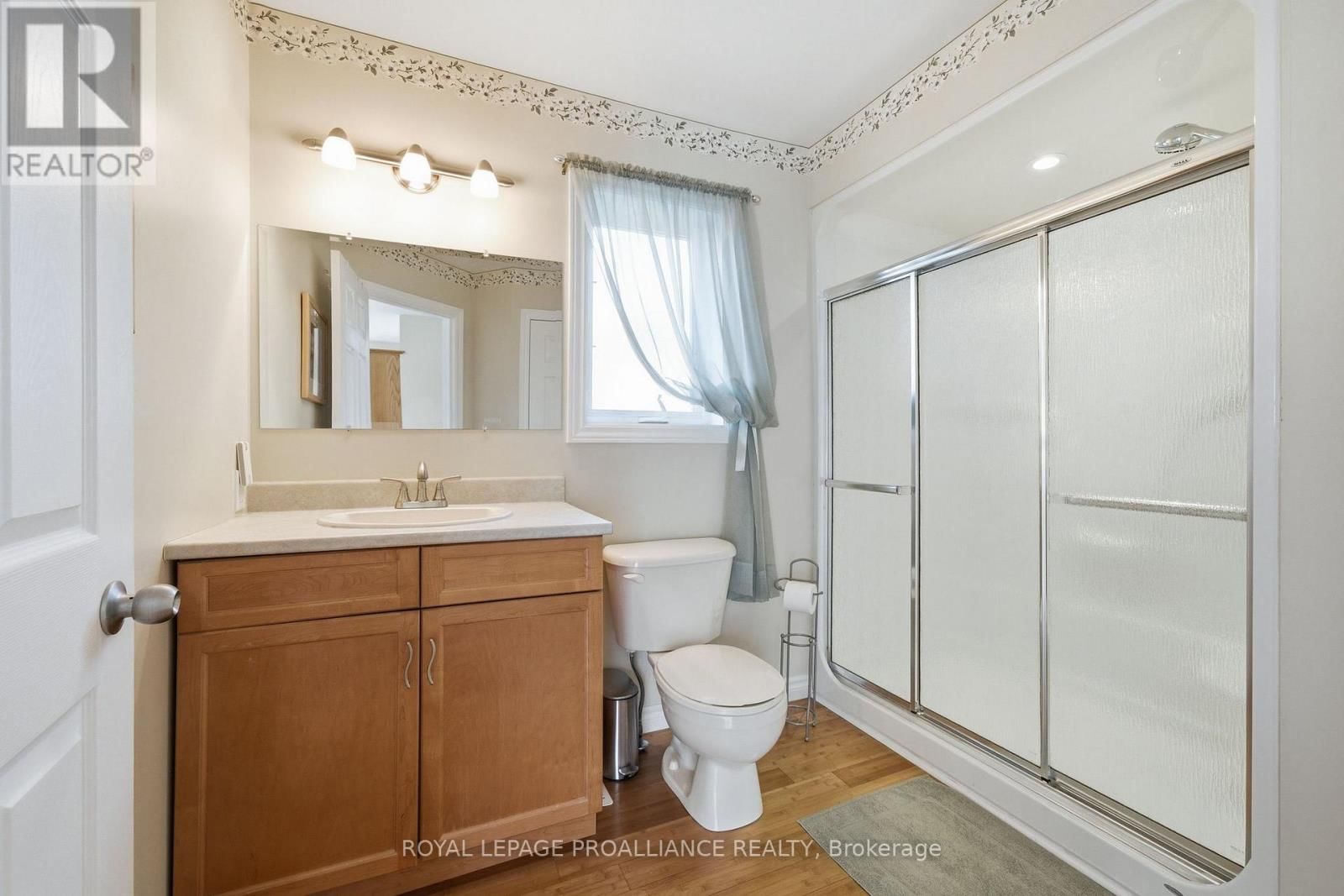 49 PLAZA SQUARE Image 17