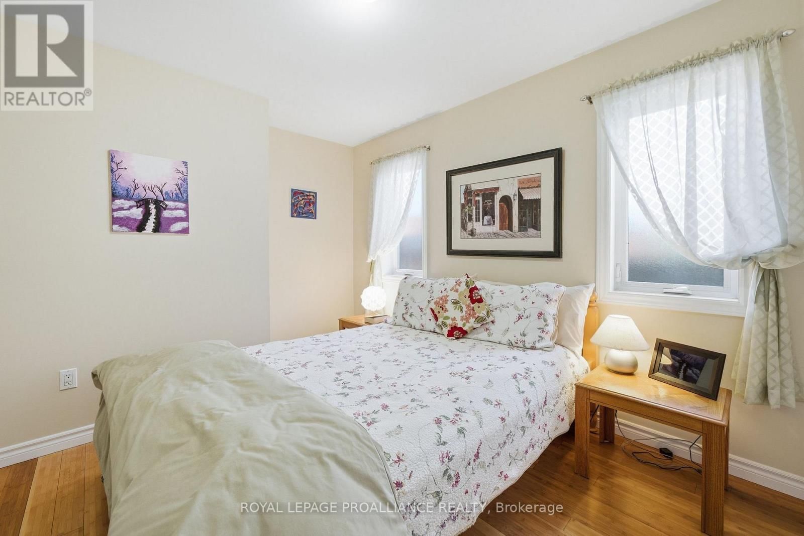 49 PLAZA SQUARE Image 18