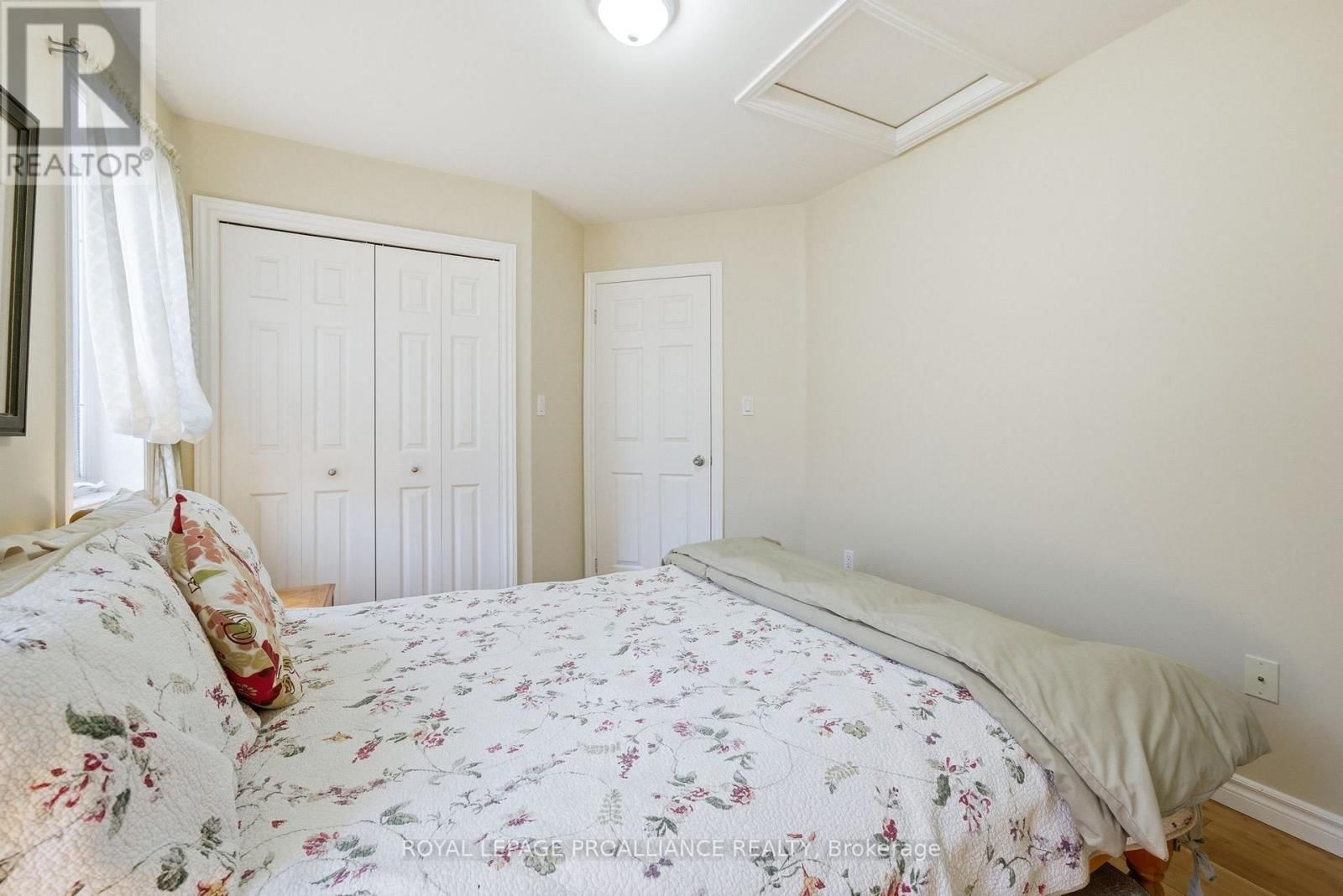 49 PLAZA SQUARE Image 19