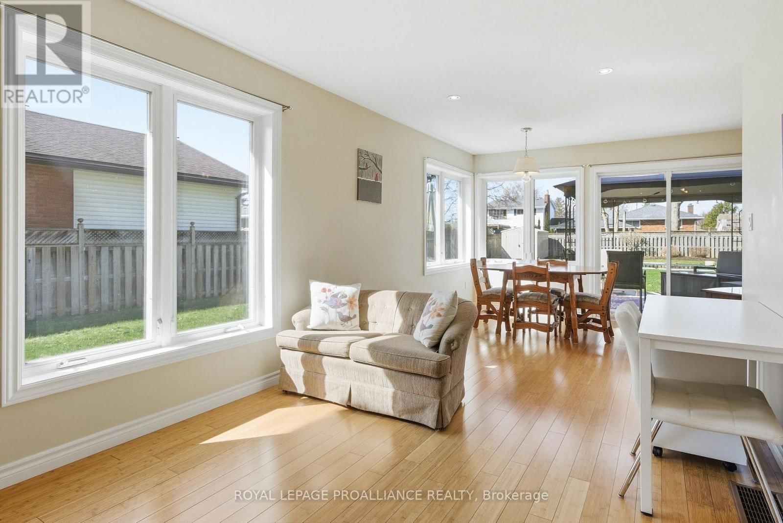 49 PLAZA SQUARE Image 20