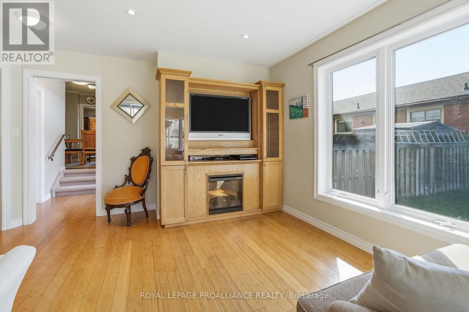 49 PLAZA SQUARE Image 21