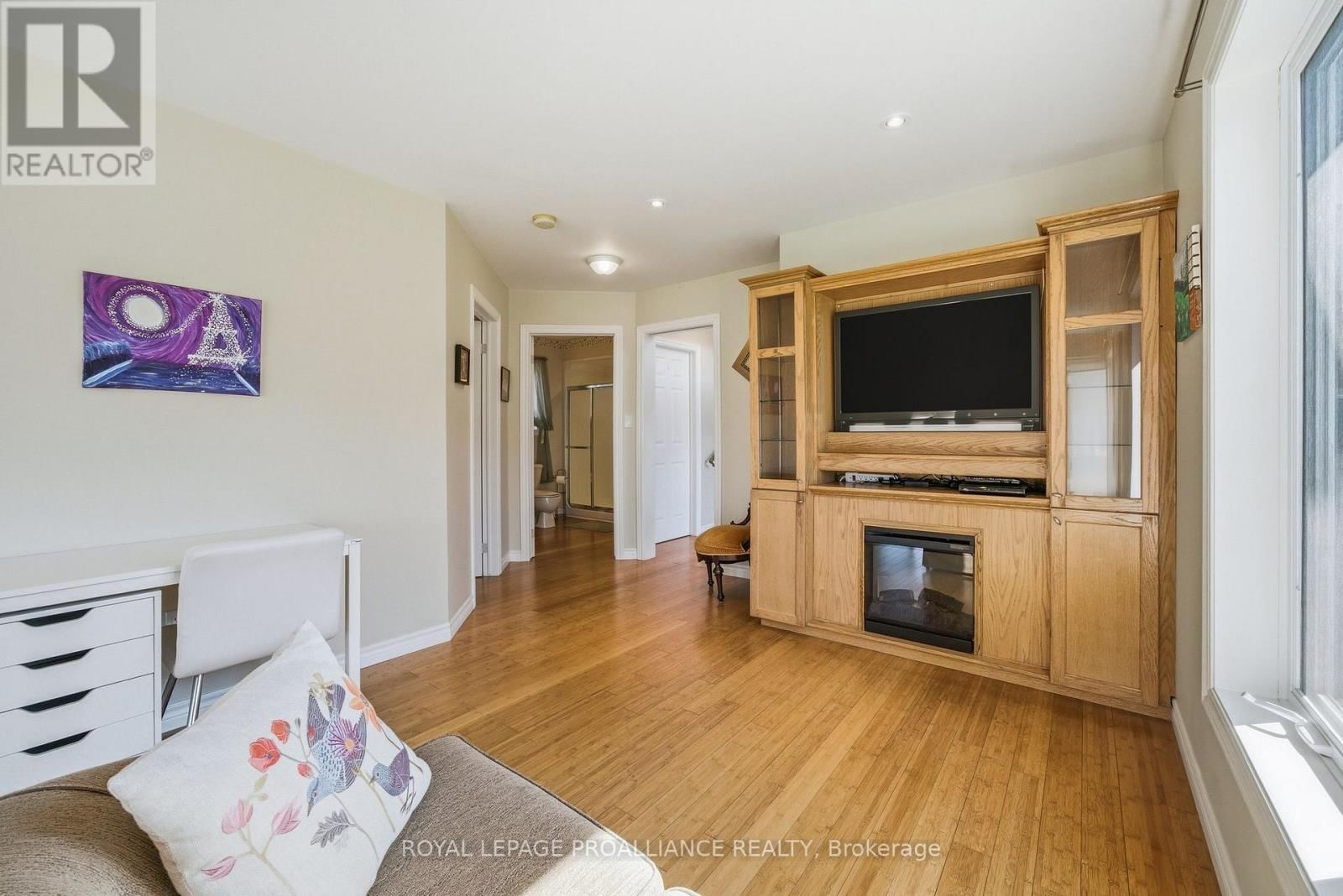 49 PLAZA SQUARE Image 22