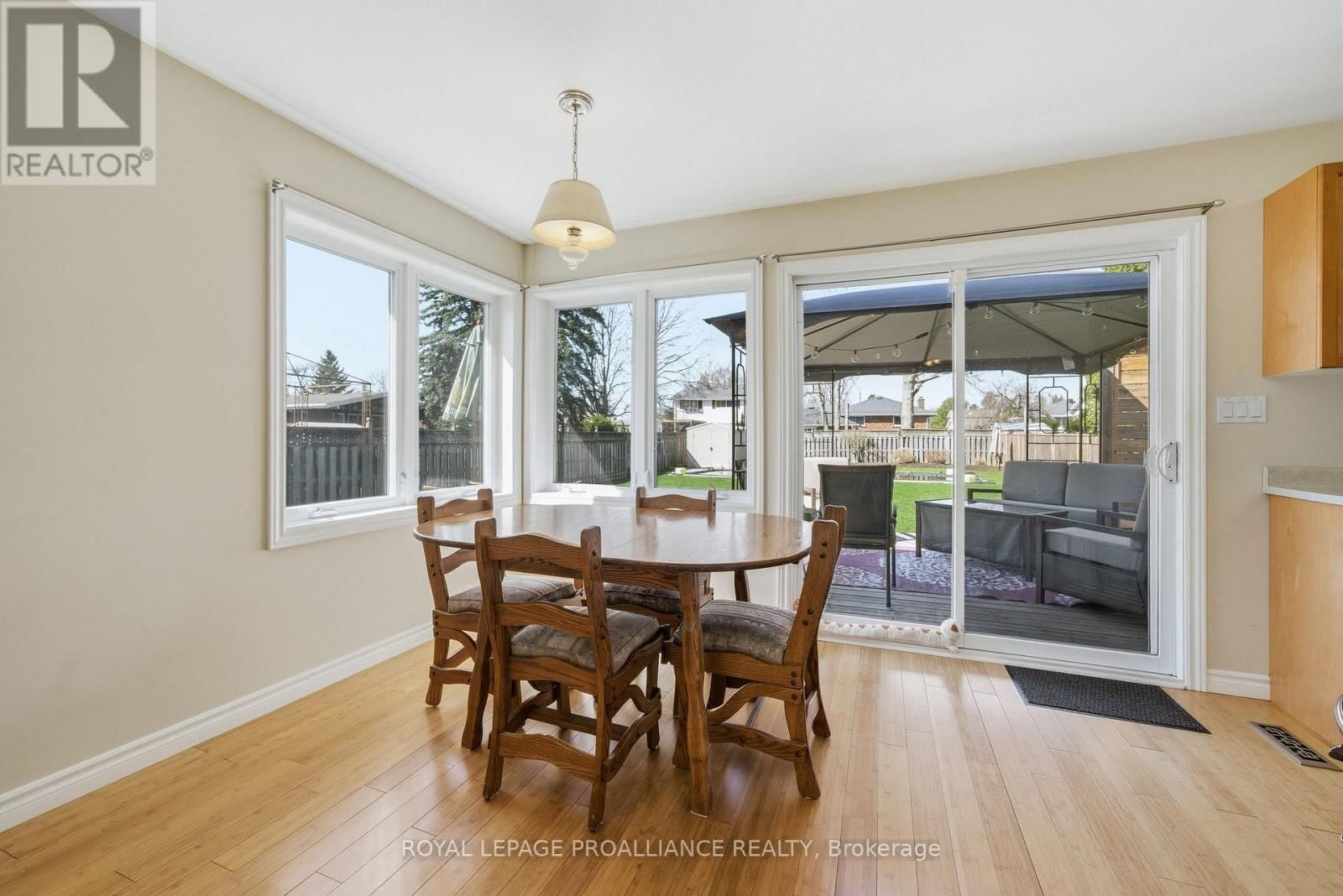 49 PLAZA SQUARE Image 23