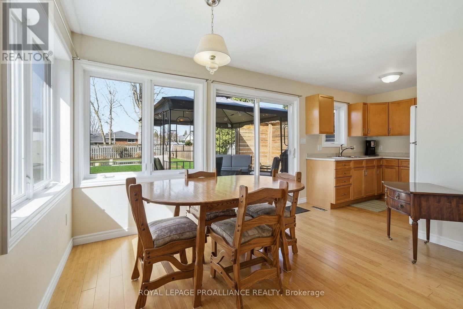 49 PLAZA SQUARE Image 24